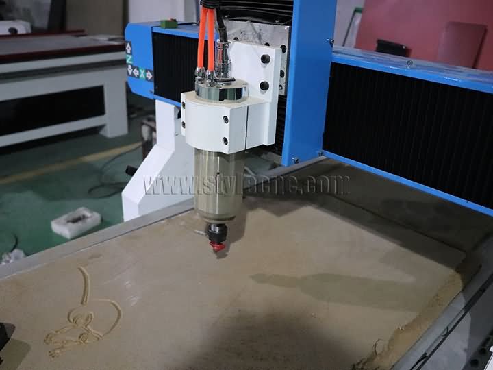 Router CNC per hobby con 4° asse rotante per la realizzazione di insegne