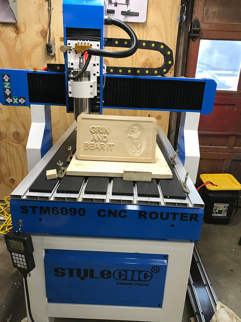 Router CNC per hobby con 4° asse rotante per la realizzazione di insegne