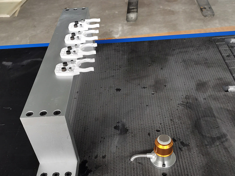 Piccolo router CNC da tavolo con cambio utensile per uso domestico