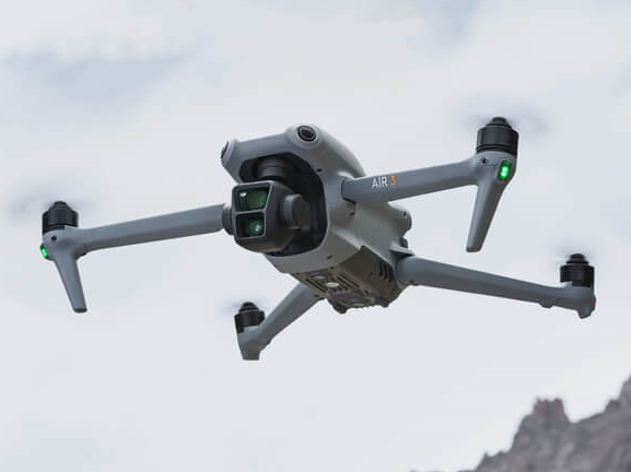 DJI Air 3 – Drone con Doppia Fotocamera Grandangolare e Teleobiettivo 3x