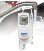 pHmetro portatile per analisi di acqua potabile.