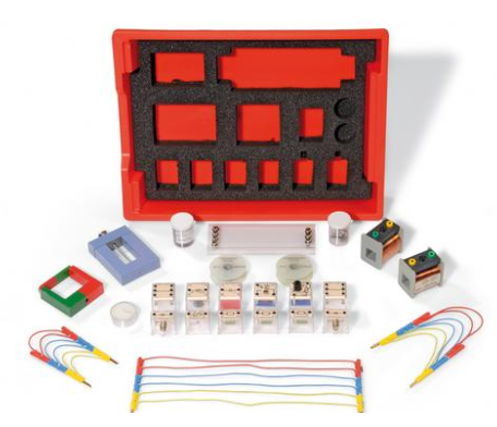 Set didattico per esperimenti su elettrotecnica e magnetismo.