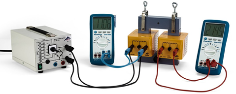 Esperimento per studiare l'induzione elettromagnetica e il rapporto di trasformazione.